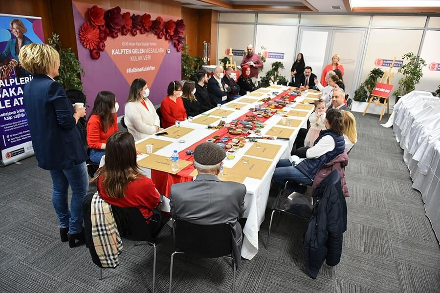 Sakajewa İyilik Kolyeleri, kalp sağlığına dikkat çekmek amacıyla dizildi.