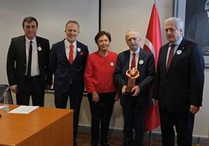Türk Kalp Vakfı özel ödülünün sahibi Doç. Dr. Mehmet Balkanay oldu.